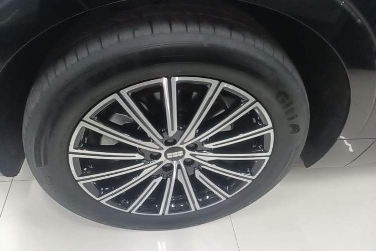 Used Geely Galaxy M9 2025 Model 230km Two-Wheel-Drive Exploration Edition Left Front Wheel Hub