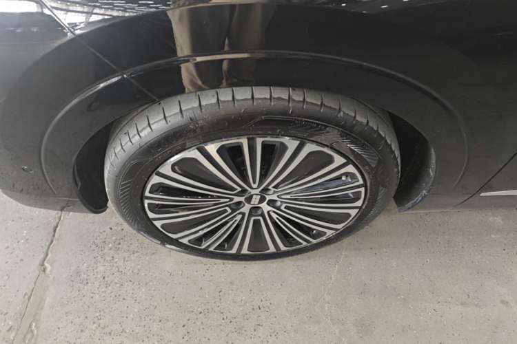 Used Geely Galaxy M9 2025 Model 210km Four-Wheel-Drive Leading Edition Left Front Wheel Hub