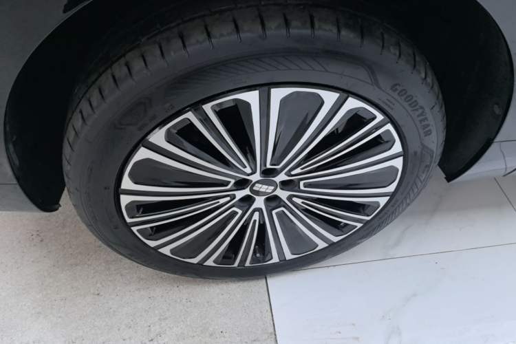 Used Geely Galaxy M9 2025 Model 210km Four-Wheel-Drive Leading Edition Left Front Wheel Hub