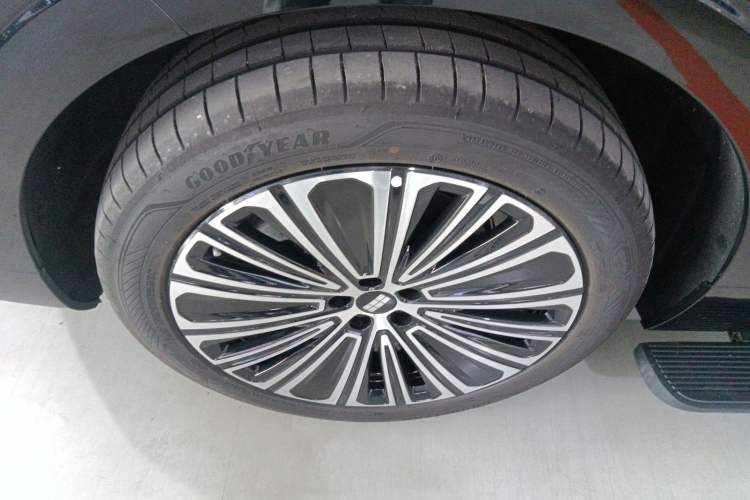 Used Geely Galaxy M9 2025 Model 210km Four-Wheel-Drive Leading Edition Left Front Wheel Hub
