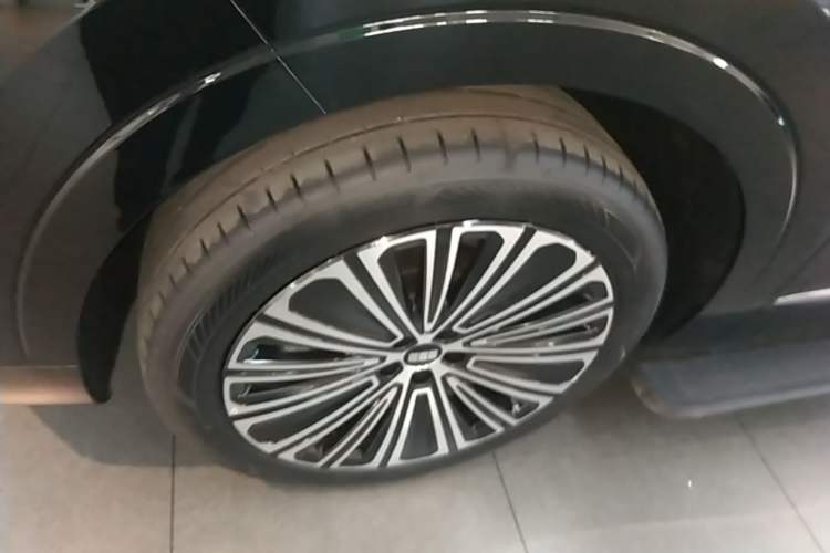 Used Geely Galaxy M9 2025 Model 210km Four-Wheel-Drive Leading Edition Left Front Wheel Hub