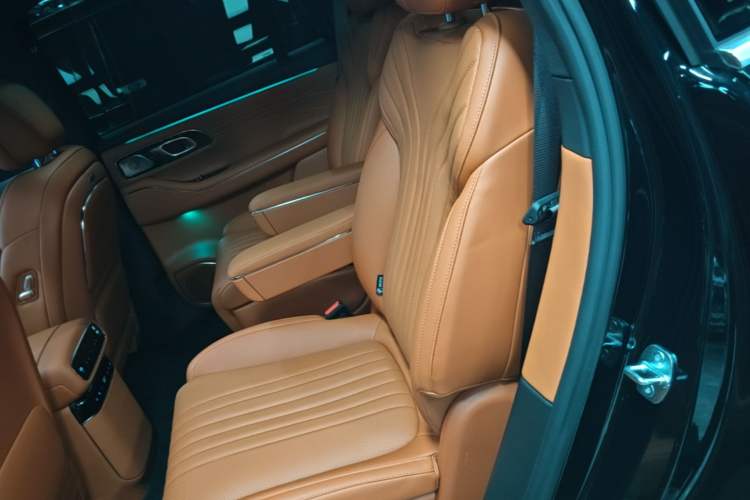 Used Geely Galaxy M9 2025 Model 210km Four-Wheel-Drive Leading Edition Left Rear Seat