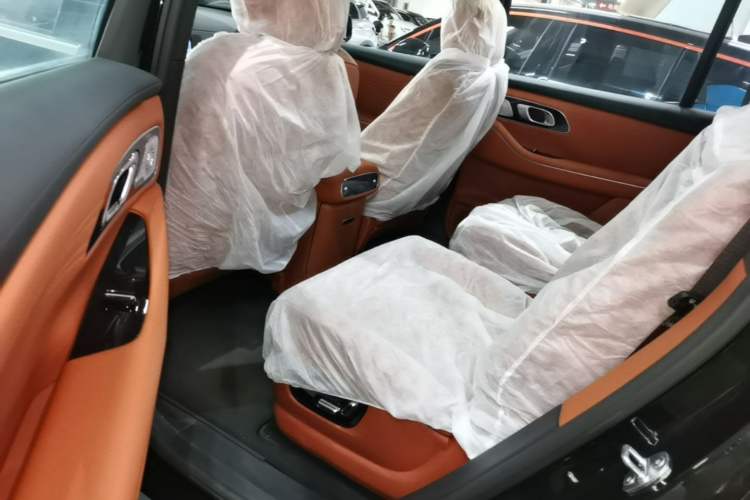 Used Geely Galaxy M9 2025 Model 100km Two-Wheel-Drive Smart Navigation Edition Left Rear Seat