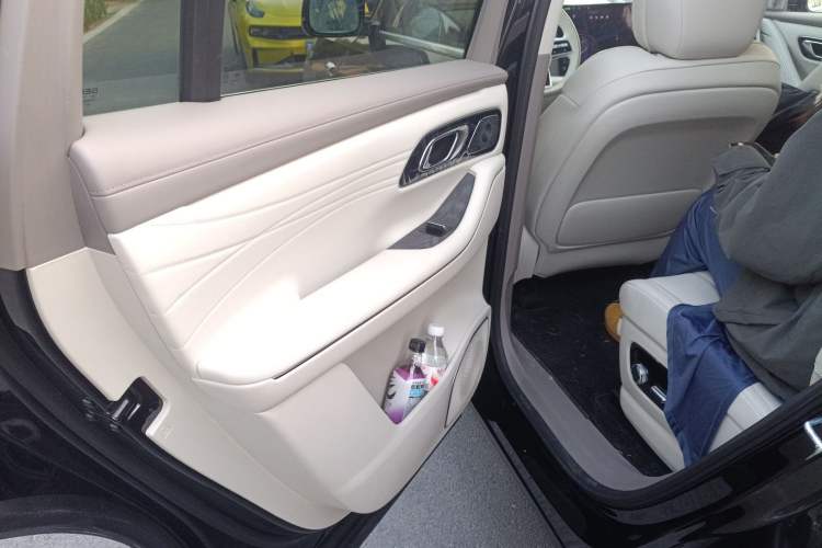 Used Geely Galaxy M9 2025 Model 230km Two-Wheel-Drive Exploration Edition Left Rear Seat