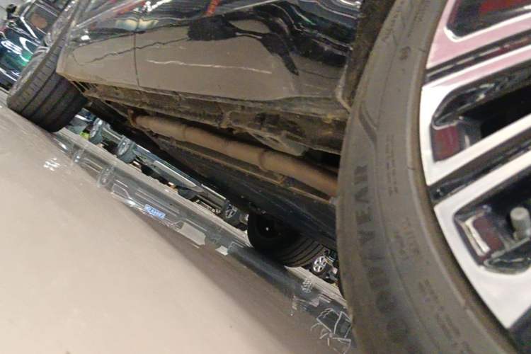 Used Geely Galaxy M9 2025 Model 210km Four-Wheel-Drive Leading Edition Left Side Sill