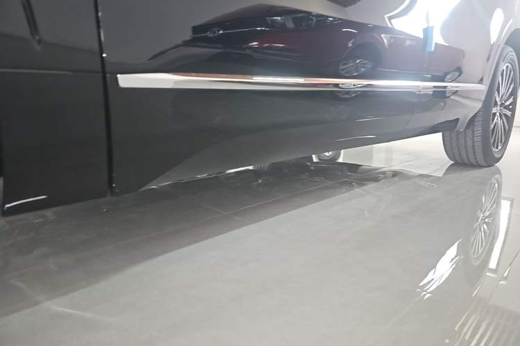 Used Geely Galaxy M9 2025 Model 100km Two-Wheel-Drive Smart Navigation Edition Left Side Sill