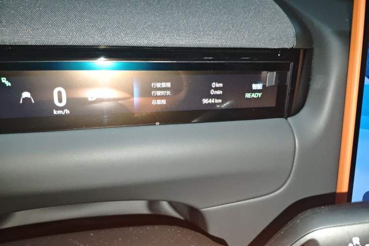 Used Geely Galaxy M9 2025 Model 230km Two-Wheel-Drive Exploration Edition Odometer Close Up