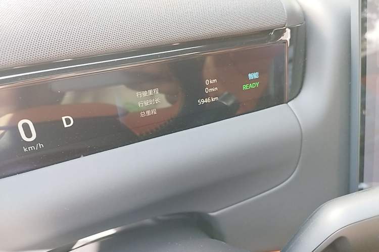 Used Geely Galaxy M9 2025 Model 210km Four-Wheel-Drive Leading Edition Odometer Close Up
