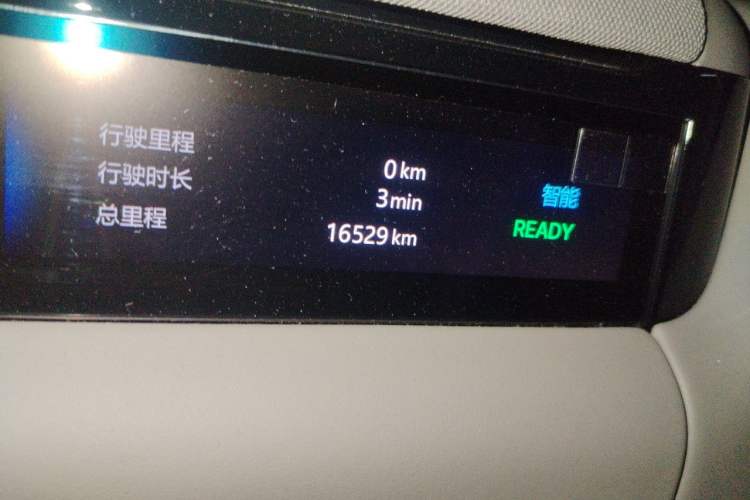 Used Geely Galaxy M9 2025 Model 210km Four-Wheel-Drive Leading Edition Odometer Close Up