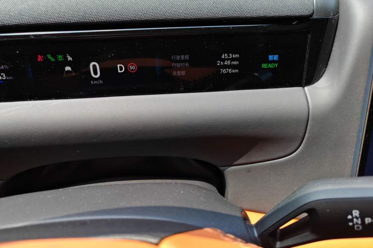 Used Geely Galaxy M9 2025 Model 210km Four-Wheel-Drive Leading Edition Odometer Close Up
