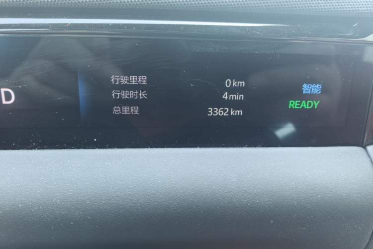 Used Geely Galaxy M9 2025 Model 210km Four-Wheel-Drive Leading Edition Odometer Close Up