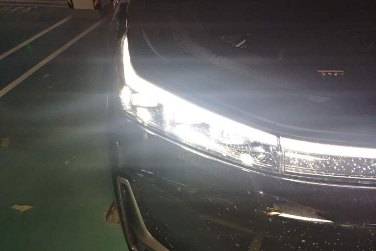 Used Geely Galaxy M9 2025 Model 230km Two-Wheel-Drive Exploration Edition Right Front Headlight