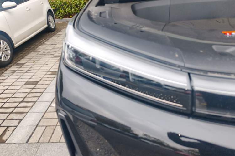 Used Geely Galaxy M9 2025 Model 230km Two-Wheel-Drive Exploration Edition Right Front Headlight