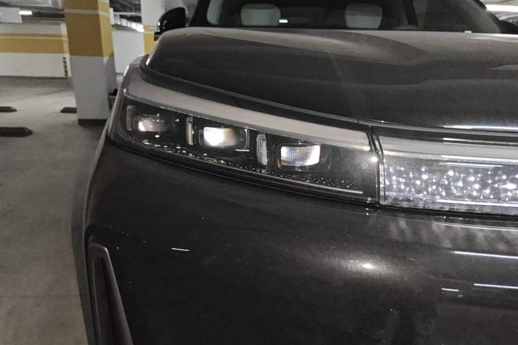 Used Geely Galaxy M9 2025 Model 210km Four-Wheel-Drive Leading Edition Right Front Headlight