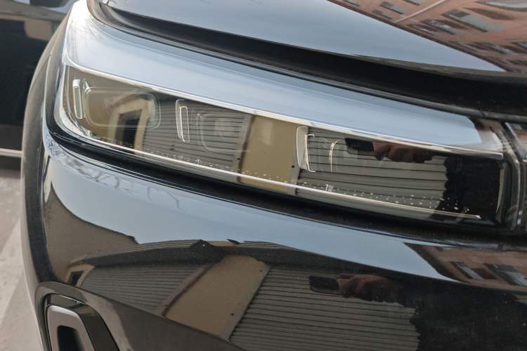 Used Geely Galaxy M9 2025 Model 210km Four-Wheel-Drive Leading Edition Right Front Headlight
