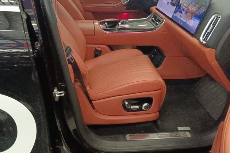 Used Geely Galaxy M9 2025 Model 210km Four-Wheel-Drive Leading Edition Right Front Seat