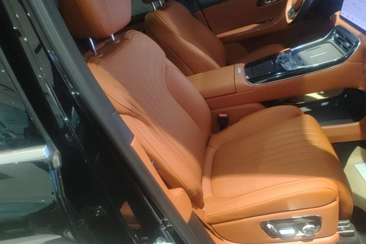 Used Geely Galaxy M9 2025 Model 210km Four-Wheel-Drive Leading Edition Right Front Seat