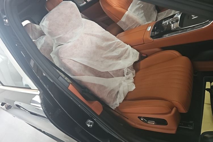 Used Geely Galaxy M9 2025 Model 100km Two-Wheel-Drive Smart Navigation Edition Right Front Seat