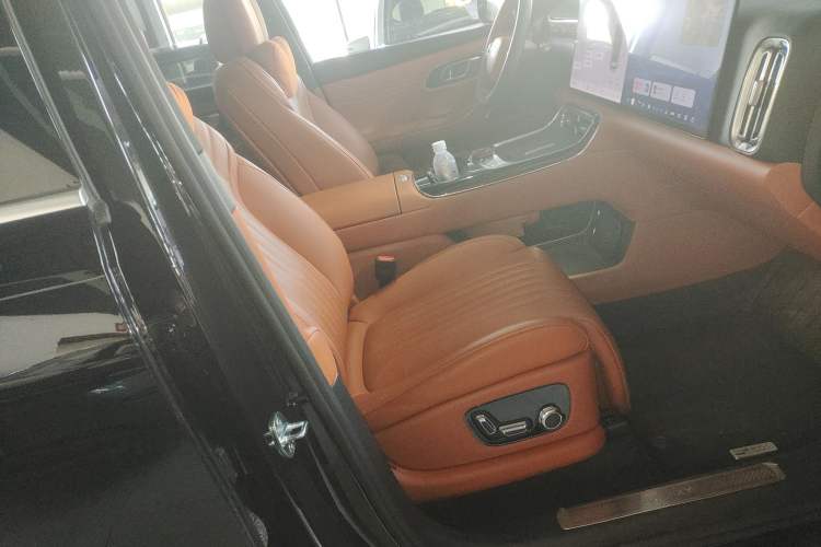 Used Geely Galaxy M9 2025 Model 210km Four-Wheel-Drive Leading Edition Right Front Seat