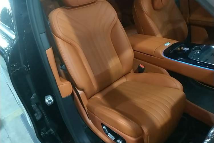 Used Geely Galaxy M9 2025 Model 210km Four-Wheel-Drive Leading Edition Right Front Seat