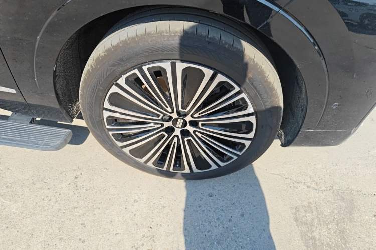 Used Geely Galaxy M9 2025 Model 210km Four-Wheel-Drive Leading Edition Right Front Wheel Hub