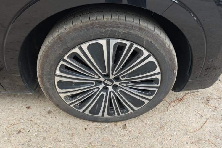 Used Geely Galaxy M9 2025 Model 210km Four-Wheel-Drive Leading Edition Right Front Wheel Hub