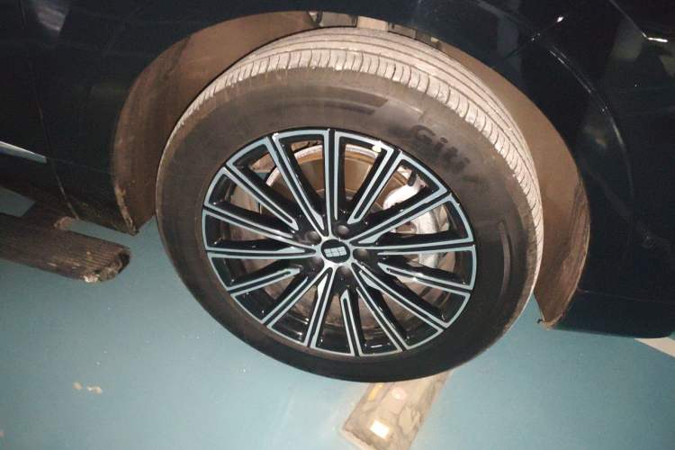 Used Geely Galaxy M9 2025 Model 230km Two-Wheel-Drive Exploration Edition Right Front Wheel Hub