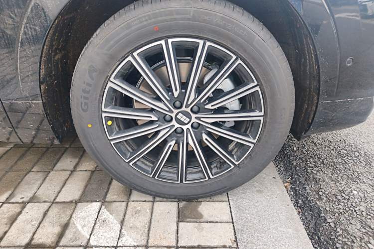 Used Geely Galaxy M9 2025 Model 230km Two-Wheel-Drive Exploration Edition Right Front Wheel Hub