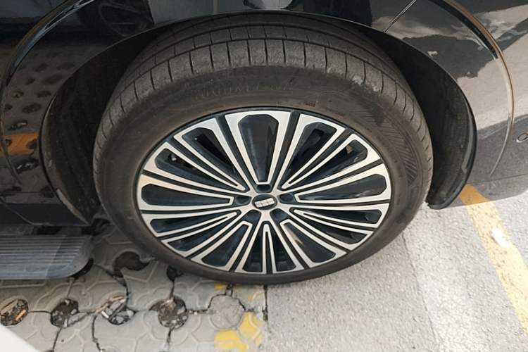 Used Geely Galaxy M9 2025 Model 210km Four-Wheel-Drive Leading Edition Right Front Wheel Hub
