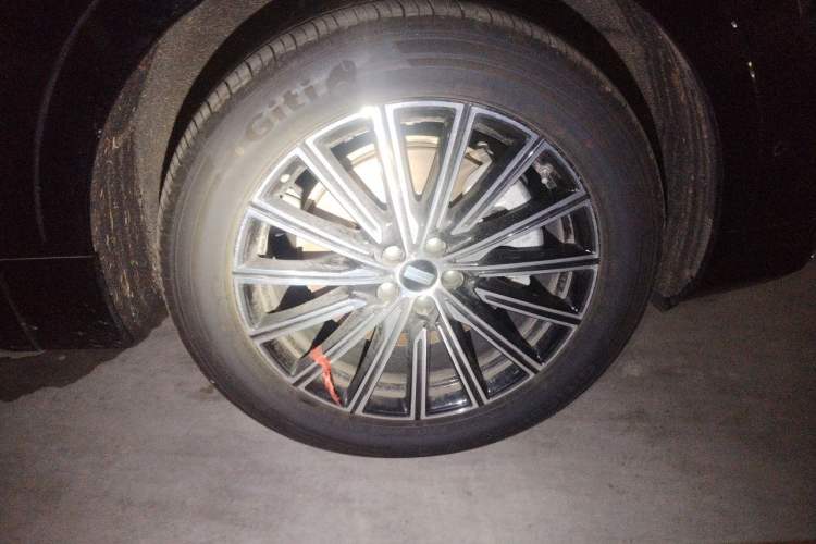 Used Geely Galaxy M9 2025 Model 210km Four-Wheel-Drive Leading Edition Right Front Wheel Hub