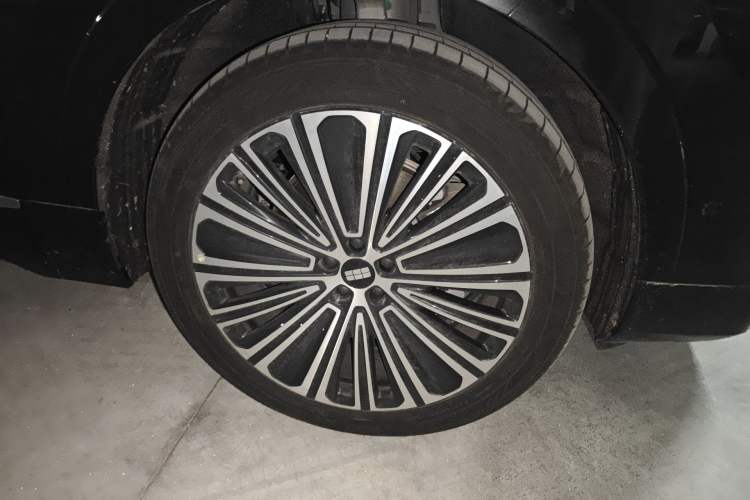 Used Geely Galaxy M9 2025 Model 210km Four-Wheel-Drive Leading Edition Right Front Wheel Hub