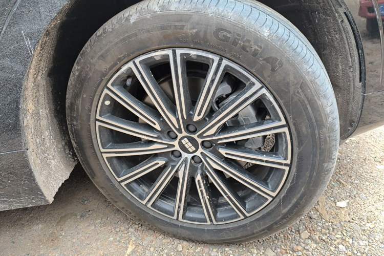 Used Geely Galaxy M9 2025 Model 230km Two-Wheel-Drive Exploration Edition Right Front Wheel Hub
