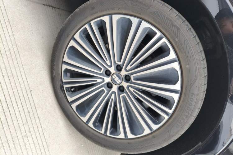 Used Geely Galaxy M9 2025 Model 210km Four-Wheel-Drive Leading Edition Right Front Wheel Hub