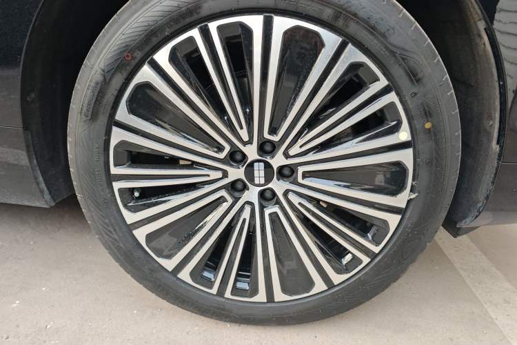 Used Geely Galaxy M9 2025 Model 210km Four-Wheel-Drive Leading Edition Right Front Wheel Hub