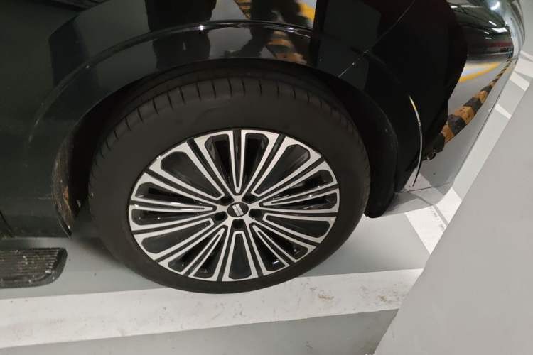 Used Geely Galaxy M9 2025 Model 210km Four-Wheel-Drive Leading Edition Right Front Wheel Hub
