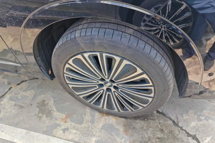 Used Geely Galaxy M9 2025 Model 210km Four-Wheel-Drive Leading Edition Right Front Wheel Hub