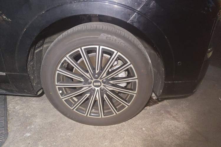 Used Geely Galaxy M9 2025 Model 230km Two-Wheel-Drive Long-Distance Edition Right Front Wheel Hub