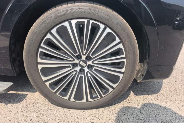 Used Geely Galaxy M9 2025 Model 210km Four-Wheel-Drive Leading Edition Right Front Wheel Hub