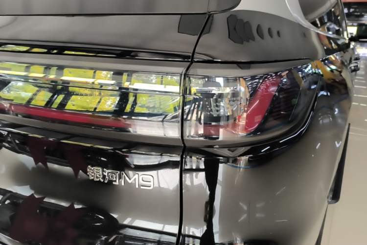 Used Geely Galaxy M9 2025 Model 230km Two-Wheel-Drive Exploration Edition Right Rear Taillight
