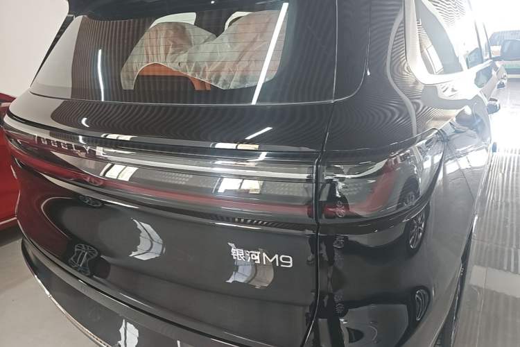 Used Geely Galaxy M9 2025 Model 100km Two-Wheel-Drive Smart Navigation Edition Right Rear Taillight