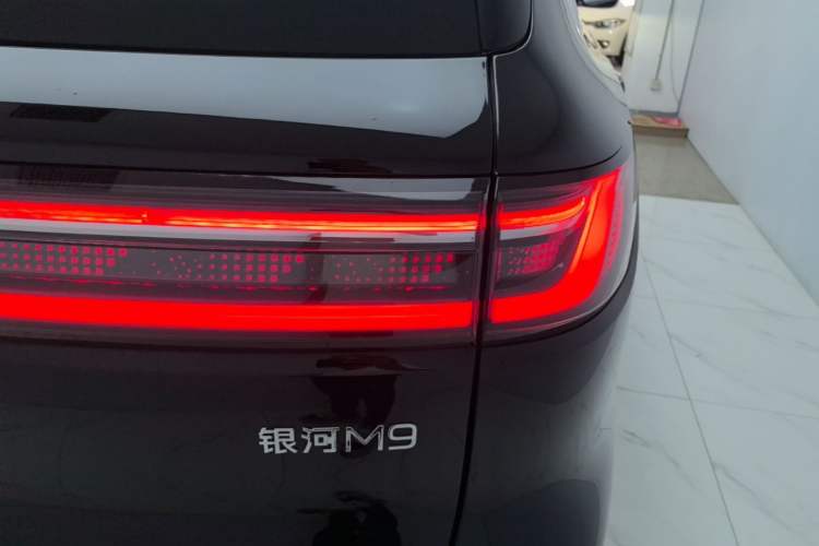 Used Geely Galaxy M9 2025 Model 210km Four-Wheel-Drive Leading Edition Right Rear Taillight