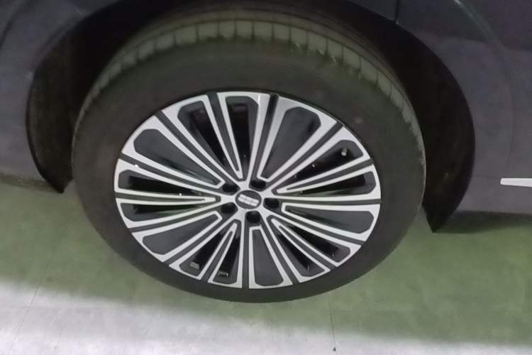 Used Geely Galaxy M9 2025 Model 210km Four-Wheel-Drive Leading Edition Right Rear Wheel Hub