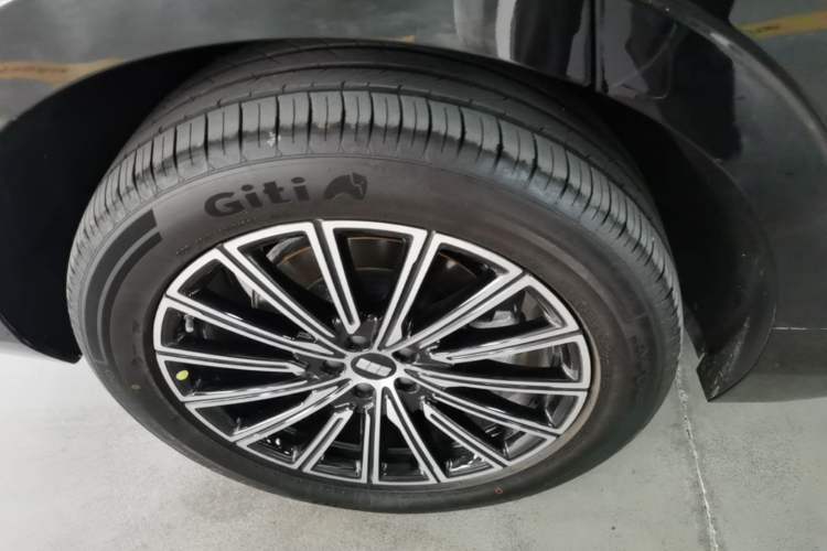 Used Geely Galaxy M9 2025 Model 210km Four-Wheel-Drive Leading Edition Right Rear Wheel Hub