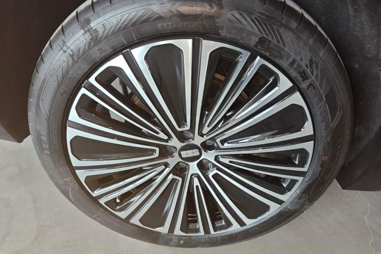 Used Geely Galaxy M9 2025 Model 210km Four-Wheel-Drive Leading Edition Right Rear Wheel Hub