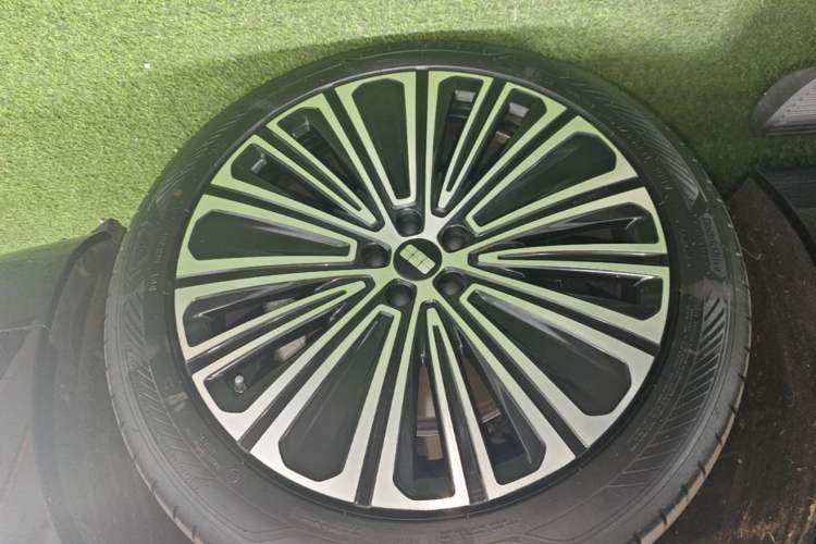 Used Geely Galaxy M9 2025 Model 210km Four-Wheel-Drive Leading Edition Right Rear Wheel Hub
