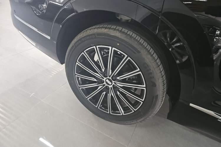 Used Geely Galaxy M9 2025 Model 100km Two-Wheel-Drive Smart Navigation Edition Right Rear Wheel Hub