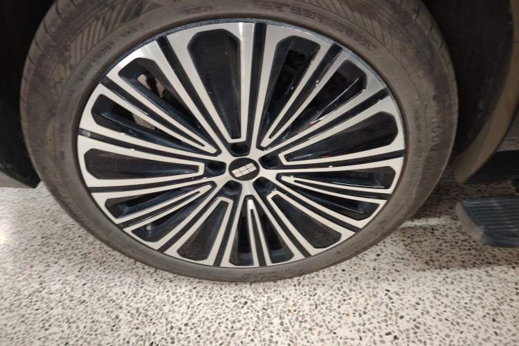 Used Geely Galaxy M9 2025 Model 210km Four-Wheel-Drive Leading Edition Right Rear Wheel Hub