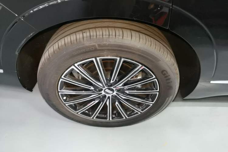 Used Geely Galaxy M9 2025 Model 100km Two-Wheel-Drive Smart Navigation Edition Right Rear Wheel Hub