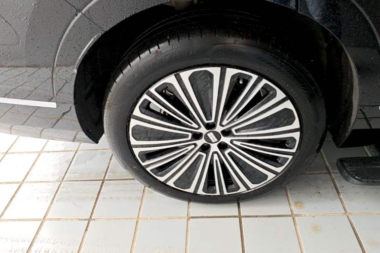 Used Geely Galaxy M9 2025 Model 210km Four-Wheel-Drive Leading Edition Right Rear Wheel Hub