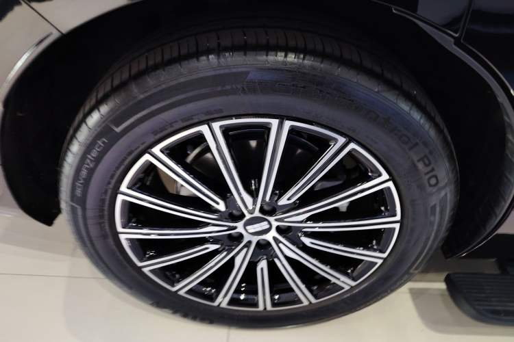 Used Geely Galaxy M9 2025 Model 230km Two-Wheel-Drive Exploration Edition Right Rear Wheel Hub